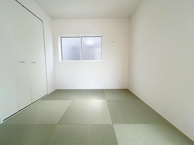 【リビング以外の居室】２号棟
リビングに隣接した約５帖の洋風和室。キッズスペースや客間としても使えて何かと便利な居室です♪　