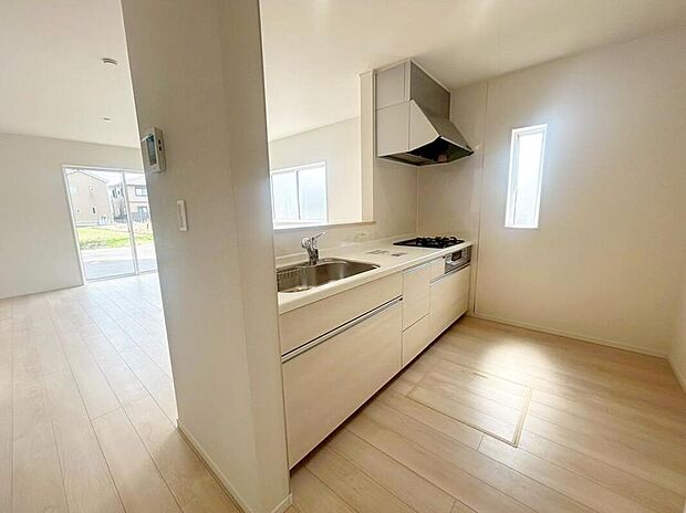 【キッチン】２号棟
収納力豊富なシステムキッチン。大型スライド収納付きで、すっきり片付けやすいキッチンです。床下収納もついています！