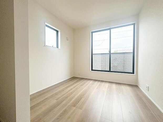 【リビング以外の居室】１号棟
２面採光を施した為、晴れの日の日中はいつも明るい室内に。窓を開放すれば気持ちの良い風が入り込んできます。