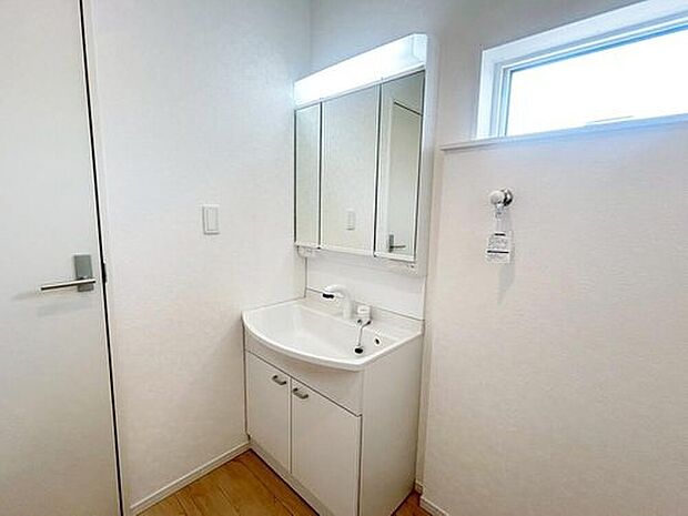 【洗面台・洗面所】２号棟
暮らしを快適にする三面鏡仕様の洗面化粧台。収納力と機能性に優れた使いやすい設備で、忙しい朝の身支度もスムーズに♪