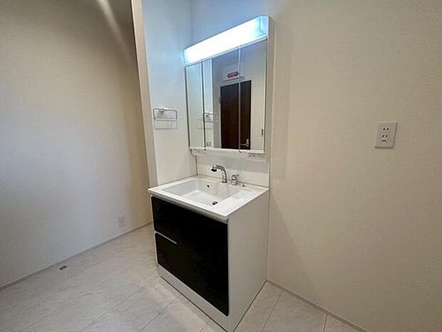 【洗面台・洗面所】１号棟
暮らしを快適にする三面鏡仕様の洗面化粧台。収納力と機能性に優れた使いやすい設備で、忙しい朝の身支度もスムーズに◎