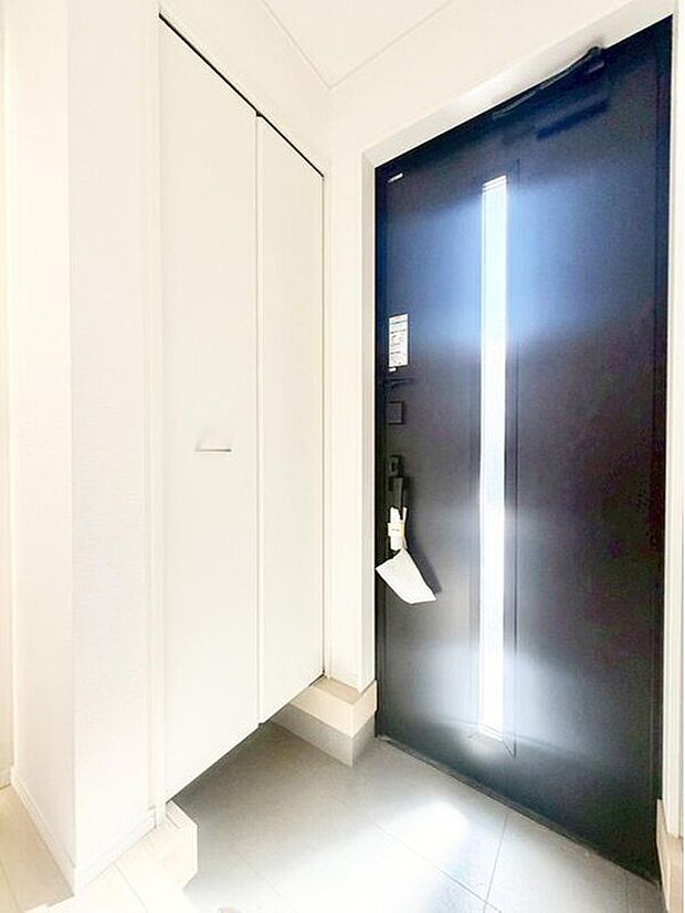 【玄関】明るくて清潔感溢れる玄関。便利な下駄箱収納付きです♪散らかりがちな玄関もすっきりと片付きます。　