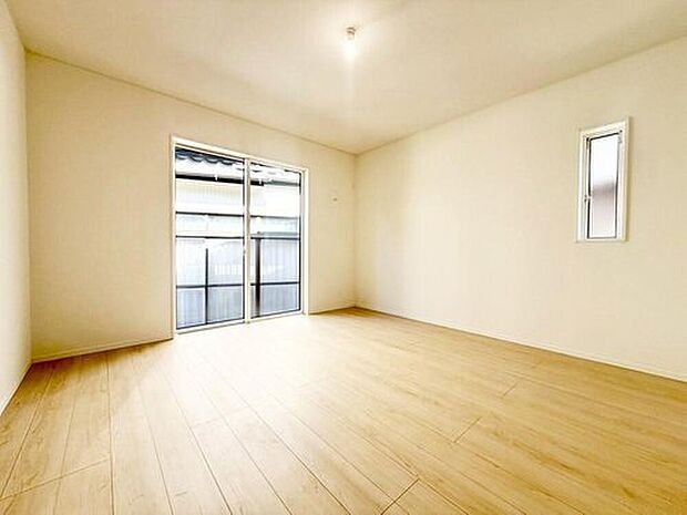 【リビング以外の居室】２面採光を施した為、晴れの日の日中はいつも明るい室内に。窓を開放すれば気持ちの良い風が入り込んできます。