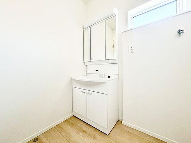 【洗面台・洗面所】暮らしを快適にする三面鏡仕様の洗面化粧台。収納力と機能性に優れた使いやすい設備で、忙しい朝の身支度もスムーズに♪