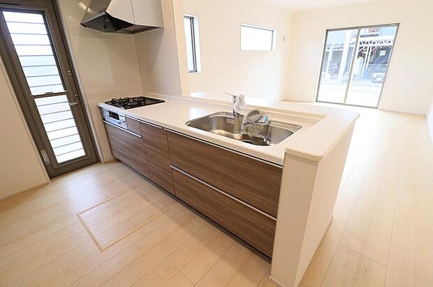 【キッチン】1号棟
収納力豊富なシステムキッチン。大型スライド収納付きで、すっきり片付けやすいキッチンです。床下収納もついています♪