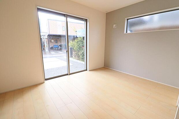 【リビング以外の居室】1号棟
リビングから独立した約7.5帖の洋室。南向きのため日当たり良好です。ウォークインクローゼット完備です♪