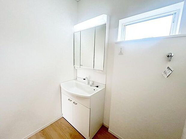 【洗面台・洗面所】２号棟
暮らしを快適にする三面鏡仕様の洗面化粧台。収納力と機能性に優れた使いやすい設備で、忙しい朝の身支度もスムーズに♪