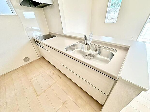 【キッチン】１号棟
収納力豊富なシステムキッチン。大型スライド収納付きで、すっきり片付けやすいキッチンです。床下収納もついています♪