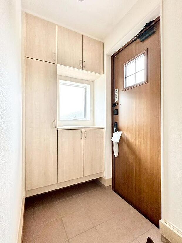 【玄関】１号棟
明るくて清潔感溢れる玄関。便利な下駄箱収納付きです♪散らかりがちな玄関も　　　
すっきりと片付きます。