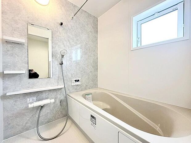 【浴室】１号棟
１坪以上広さを設けた浴室で、ゆったりバスタイム♪お子様と一緒に入るにも充分な広さです。一日の疲れを癒せます♪