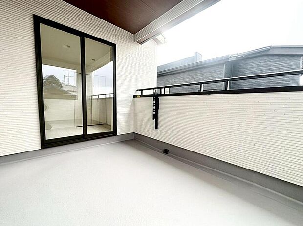 【バルコニー】１号棟
インナーバルコニーを採用しています！雨の日も洗濯物が濡れる心配がなく安心。日当たりもよく、毎日のお洗濯が楽しくなりそう♪