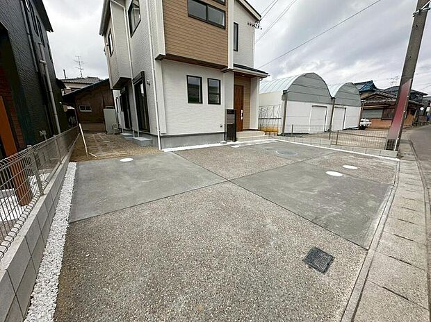 【駐車場】１号棟
並列に３台駐車ができるカースペースを確保しました。来客時も安心です♪セカンドカー用にもお使い頂けます。