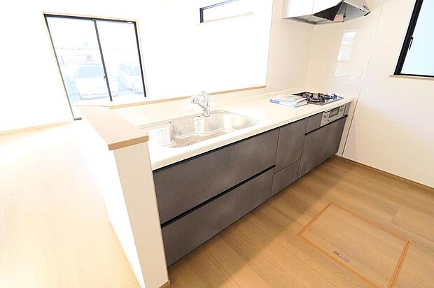 【キッチン】B号棟
収納力豊富なシステムキッチン。大型スライド収納付きで、すっきり片付けやすいキッチンです。床下収納もついています♪