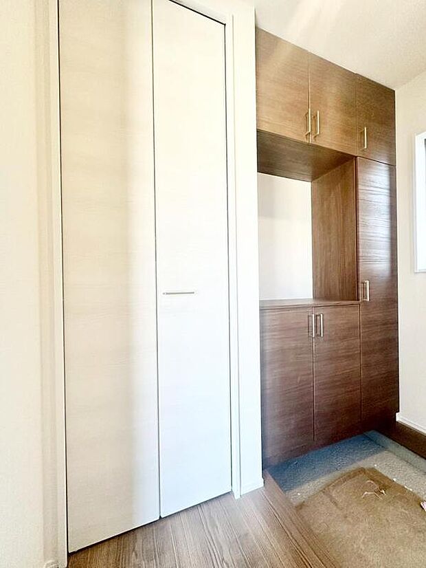 【玄関】２号棟
明るくて清潔感溢れる玄関。便利な下駄箱収納付きです♪散らかりがちな玄関も　　　
すっきりと片付きます。