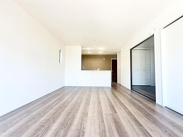 【リビング】２号棟
約１７．３８帖の明るいリビング♪対面式キッチンは、家事をしながら家族の様子が一目でわかる安心＆便利設備♪