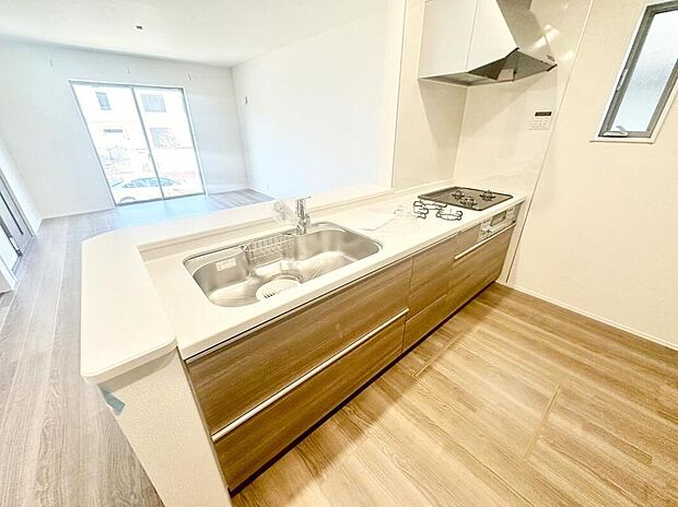 【キッチン】２号棟
収納力豊富なシステムキッチン。大型スライド収納付きで、すっきり片付けやすいキッチンです。床下収納もついています♪