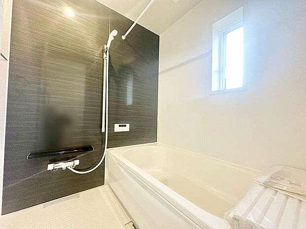 【浴室】１号棟
１坪以上広さを設けた浴室で、ゆったりバスタイム♪お子様と一緒に入るにも充分な広さです。一日の疲れを癒せます☆