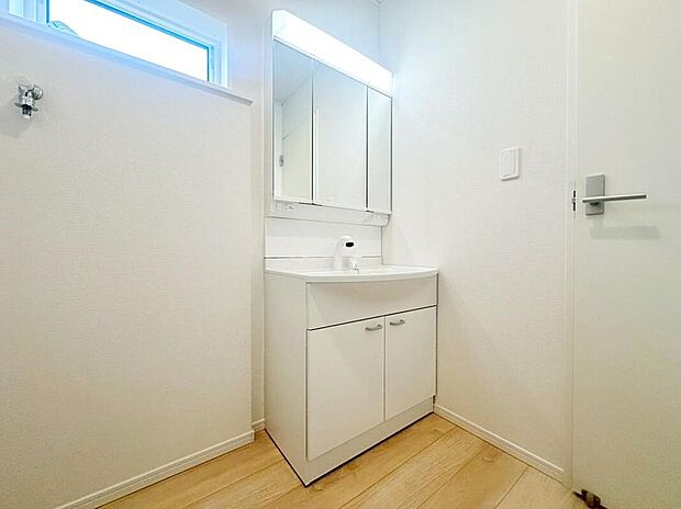 【洗面所】１号棟
暮らしを快適にする三面鏡仕様の洗面化粧台。収納力と機能性に優れた使いやすい設備で、忙しい朝の身支度もスムーズに♪