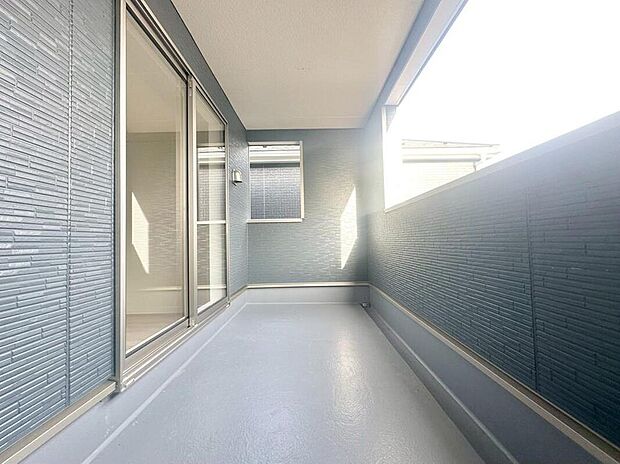 【バルコニー】１号棟
インナーバルコニーを採用しています！雨の日も洗濯物が濡れる心配がなく安心。日当たりもよく、毎日のお洗濯が楽しくなりそう♪