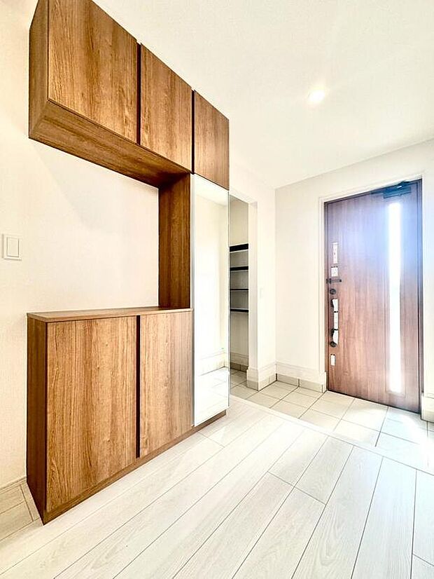 【玄関】1号棟
シューズインクローク付きの玄関。靴だけでなく、外で使うものなども収納可能です♪収納の幅が広がります♪