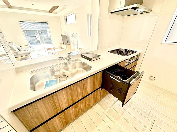 【キッチン】1号棟
収納力豊富なシステムキッチン。毎日の洗い物がラクになる便利な食洗機付きです!時間を短縮して、家族団らんの時間も確保できます♪