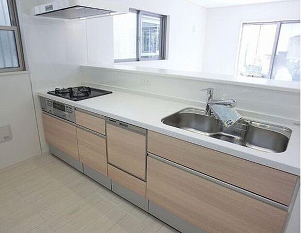 【キッチン】収納豊富なシステムキッチンを採用しております。対面式のキッチンは、小さなお子様の様子を見守りながら料理をすることが可能です。