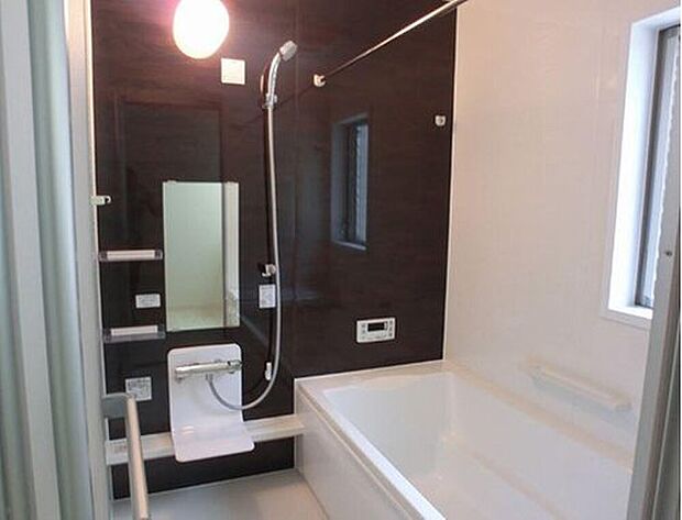 【浴室】ゆったりとした浴槽で一日の疲れをしっかり癒せる浴室です。洗い場も広く、お子様との入浴や日々のお手入れもしやすい設計です。