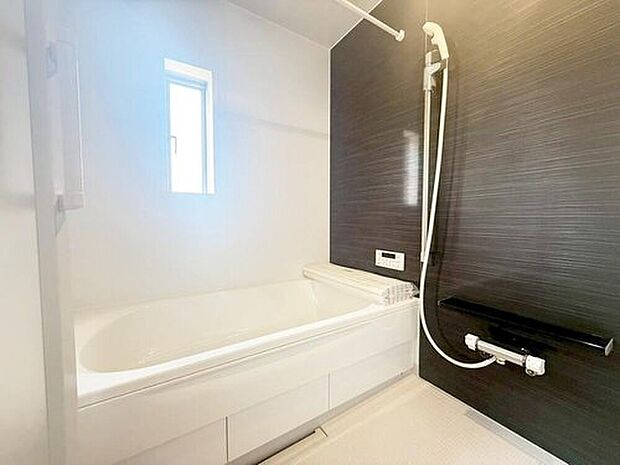 【浴室】１号棟
１坪以上広さを設けた浴室で、ゆったりバスタイム♪お子様と一緒に入るにも充分な広さです。一日の疲れを癒せます☆