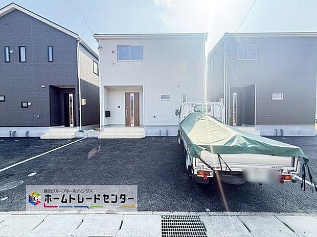 【現地外観写真】２号棟
この街で・この家で暮らしたいと思わせる理由を是非現地でお確かめ下さい。今から見たい！大歓迎です。お気軽にホームトレードセンターまでお問い合わせください！