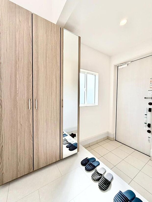 【玄関】明るくて清潔感溢れる玄関。便利な下駄箱収納付きです♪全身鏡が付いており、お出掛け前のチェックに役立ちます♪