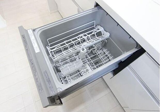 【食洗機】家事の時短で家族との時間が増えます!
キッチンにはビルトインの食洗機を標準で設置!後で購入した場合だと、排水設備や置場所を取りますが、そういった手間も省けます!家事の時短はもちろん、決まった水の量で洗うため節水にもなります。