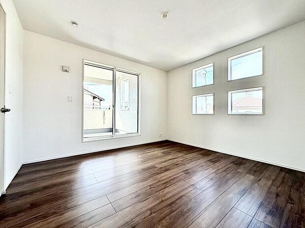 【リビング以外の居室】2面採光を施した為、晴れの日の日中はいつも明るい室内に。窓を開放すれば気持ちの良い風が入り込んできます。