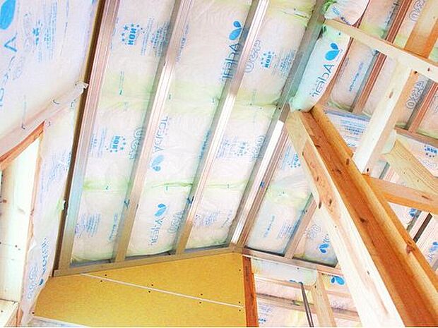 【夏涼しく、冬暖かい「断熱材」】断熱等級は等級“4”を全棟で取得。部屋によっての温度差、床と天井部の温度差が小さくなるため、家の中のどこでも快適に過ごせます。さらに、断熱性能を上げることで外気の影響を受けにくくなるため、空調効率が高まり冷暖房費を抑えます。