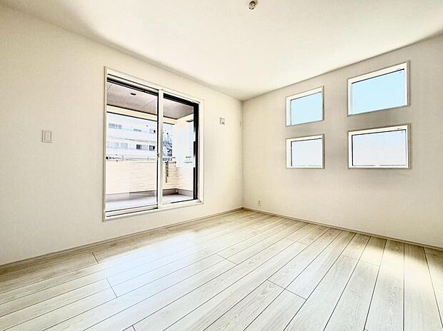 【リビング以外の居室】２面採光を施した為、晴れの日の日中はいつも明るい室内に。窓を開放すれば気持ちの良い風が入り込んできます。