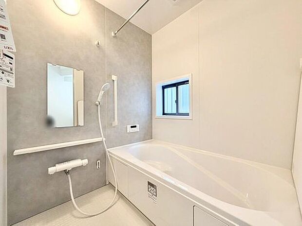 【浴室】C号棟
１坪以上広さを設けた浴室で、ゆったりバスタイム♪お子様と一緒に入るにも充分な広さです。一日の疲れを癒せます♪