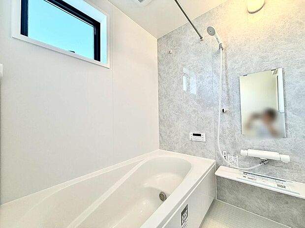 【浴室】１号棟
１坪以上広さを設けた浴室で、ゆったりバスタイム。お子様と一緒に入るにも充分な広さです。一日の疲れを癒せます☆