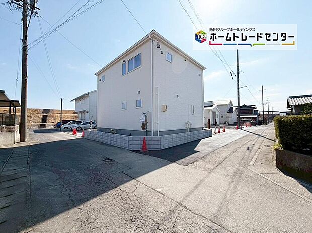 【前面道路含む現地写真】前面は西側２．７８ｍ、北側４．１９ｍ道路です。交通量が少なく静かで、駐車も落ちついて行える安全な環境になっています♪