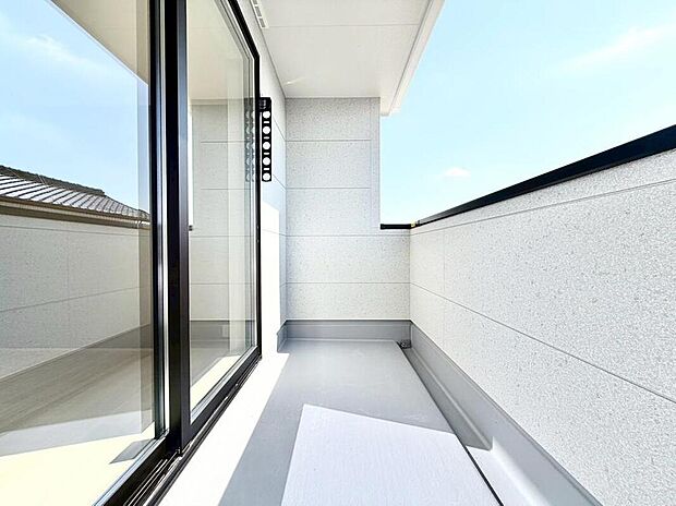 【バルコニー】１号棟
奥行を広めに取った南向きバルコニー。家族分の洗濯物もしっかり干せます。日当たりも良く、毎日のお洗濯が楽しくなりそう♪