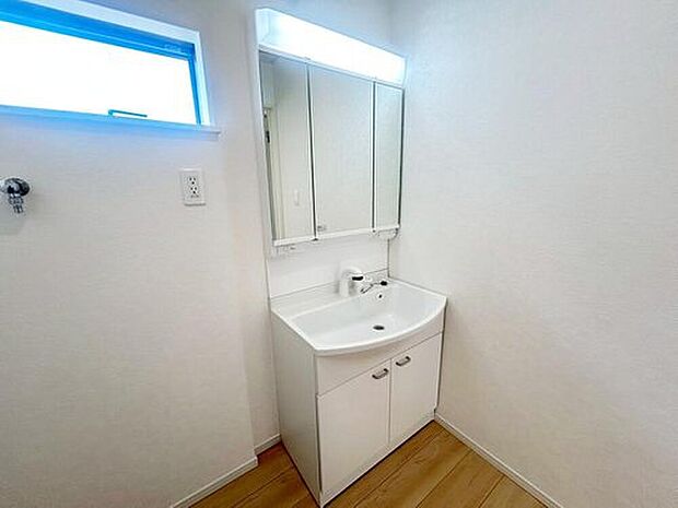 【洗面台・洗面所】暮らしを快適にする三面鏡仕様の洗面化粧台。収納力と機能性に優れた使いやすい設備で、忙しい朝の身支度もスムーズに♪