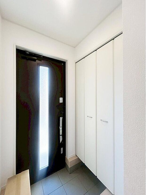 【玄関】明るくて清潔感溢れる玄関。便利な下駄箱収納付きです♪散らかりがちな玄関もすっきりと片付きます。