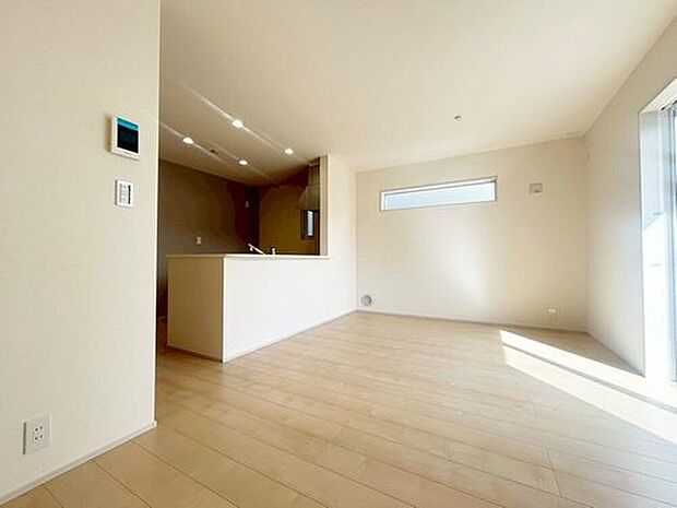 【リビング】３号棟
明るい雰囲気が心地いいリビング♪採光良好です！家族団らんの時間も増えそうなくつろぎの場所になりそう♪