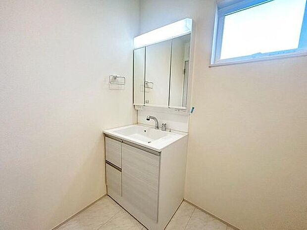 【洗面台・洗面所】３号棟
暮らしを快適にする三面鏡仕様の洗面化粧台。収納力と機能性に優れた使いやすい設備で、忙しい朝の身支度もスムーズに◎