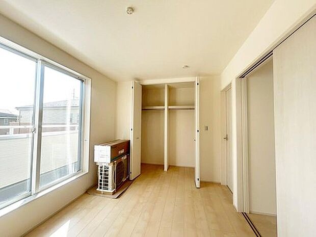 【収納】３号棟
主寝室にクローゼットを完備。お洋服をたくさんお持ちの方でもたっぷり収納できます。お部屋を最大限広くご活用いただけます♪