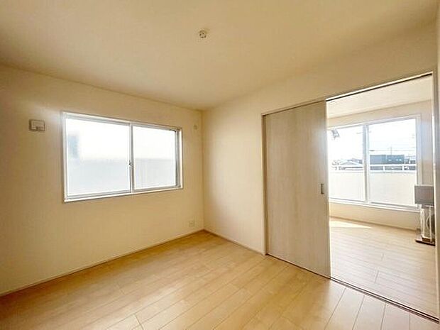 【リビング以外の居室】３号棟
２階洋室は、間仕切り戸で仕切られており、お子様の成長やライフスタイルの変化に合わせて柔軟な使用が可能です！　

