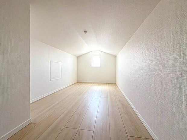 【その他内観】１号棟
収納力UPの小屋裏収納付き♪長い間保存したい思い出の品や季節物・趣味の収納スペースなど様々な使い方が可能です♪