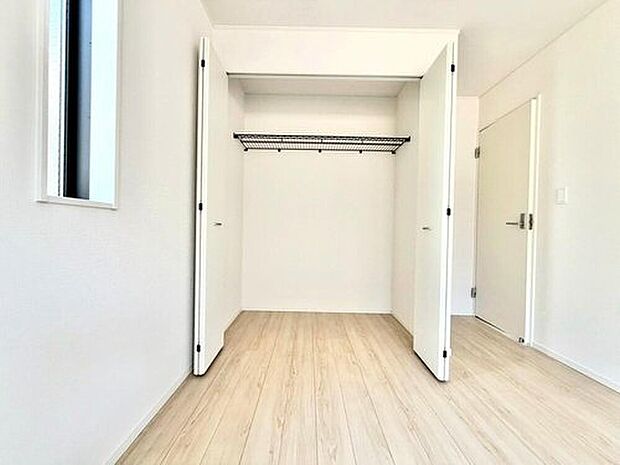 【収納】各居室に収納を完備しておりますので、いつでもお部屋をすっきりとお使い頂けそうです。自分好みのインテリアやレイアウトを考えるのも楽しみです。
