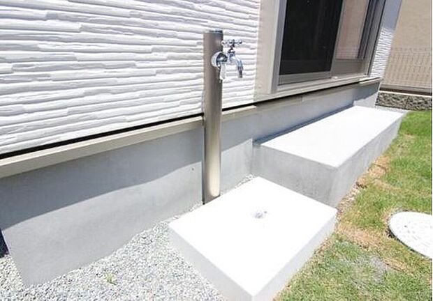 【立水栓】家庭菜園や外回りの水まきに便利な立水栓付き！室内へ戻ってじょうろに水を汲んで・・・
そんな手間いらずな嬉しい設備です。