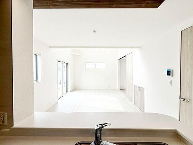 【リビング】１号棟
明るい雰囲気が心地いいリビング♪採光良好です！家族団らんの時間も増えそうなくつろぎの場所になりそう♪