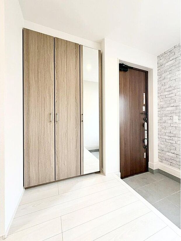 【玄関】１号棟
明るくて清潔感溢れる玄関。便利な下駄箱収納付きです♪全身鏡が付いており、お出掛け前のチェックに役立ちます♪