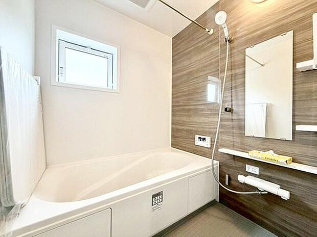 【浴室】１号棟
１坪以上広さを設けた浴室で、ゆったりバスタイム♪お子様と一緒に入るにも充分な広さです。一日の疲れを癒せます♪